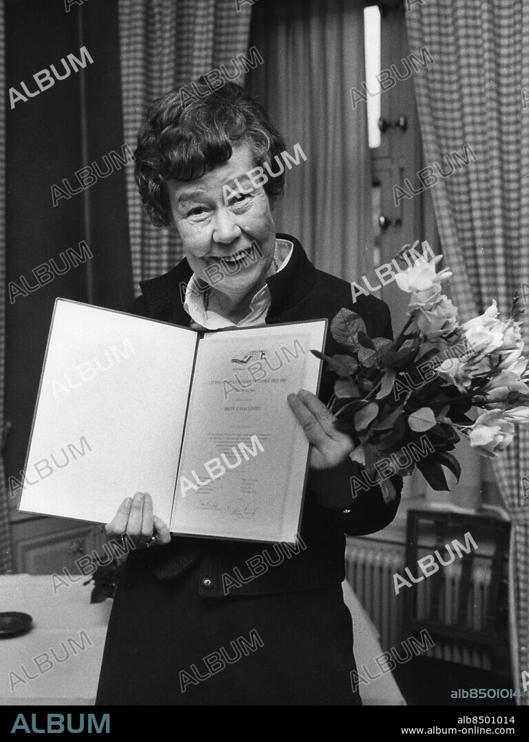 STOCKHOLM 1980-11-20. Översättaren och författarinna Britt G Hallqvist tilldelas litteraturfrämjandets stora pris 1980 på 50 000 kronor. Det är först gången en översättare får priset. Jag tror att det innebär att översättare nu betraktas som likvärdiga med författare, säger hon i en kommentar.. Foto: Bo Tivell / SVD / SCANPIX / Kod: 11014.