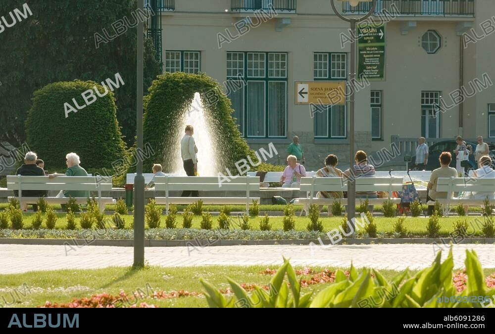 Slowakei, Piestany: Kurgäste im Kurpark.