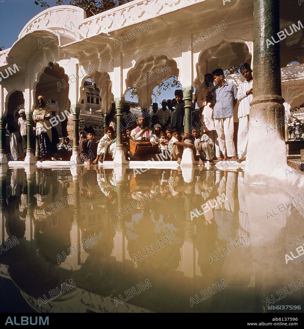 ESTANQUE DE LAS ABLUCIONES DE LA CIUDAD SANTA - AJMER TAMBIEN LLAMADA MECA DE LA INDIA.