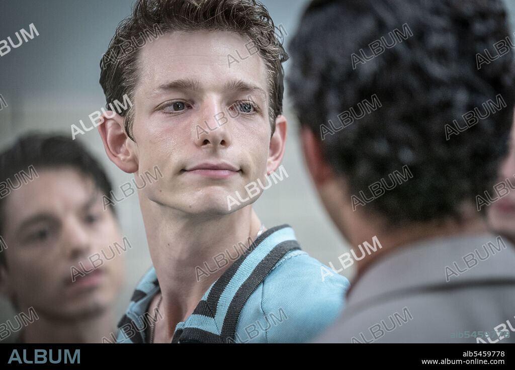 MIKE FAIST en WEST SIDE STORY, 2021, dirigida por STEVEN SPIELBERG. Copyright Amblin Entertainment / 20th Century Studios.