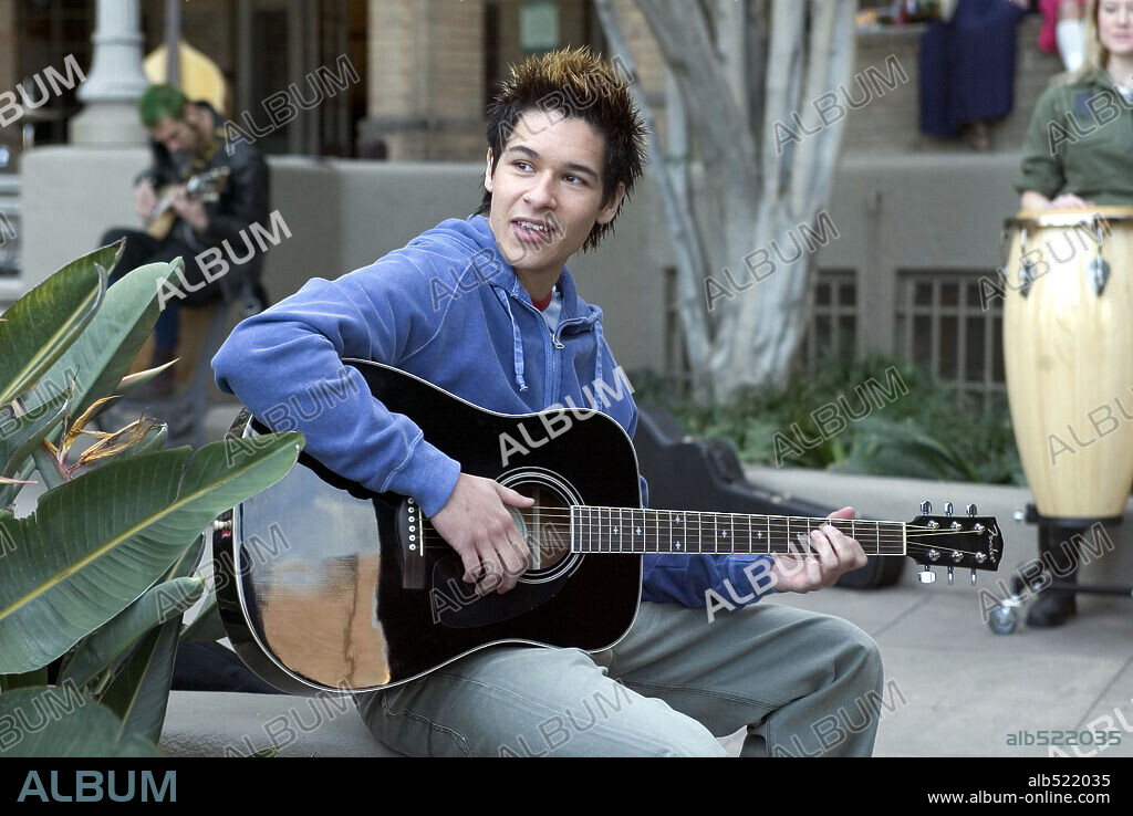 OLIVER JAMES in RAISE YOUR VOICE, 2004, directed by SEAN MCNAMARA. Copyright NEW LINE CINEMA / ROSENTHAL, ZADE.