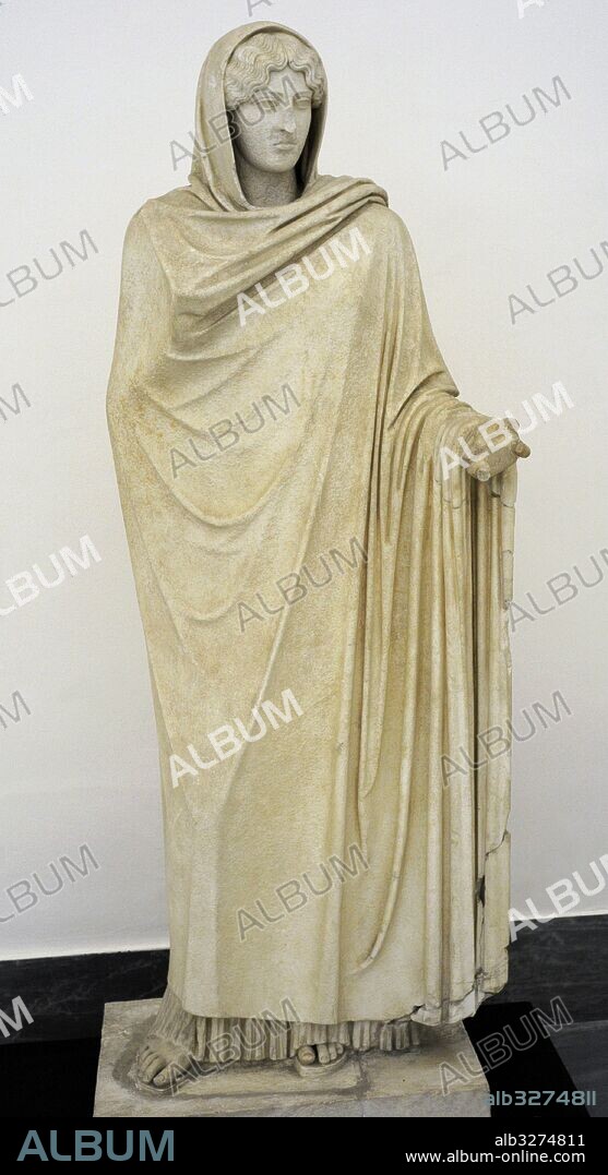 Escultura de Afrodita Sosandra. Mármo blanco de Paros, Bayas. Copia romana de la era Hadriana de un original griego del siglo V a. C. del escultor griego Cálamis. Museo Arqueológico Nacional. Nápoles. Italia.