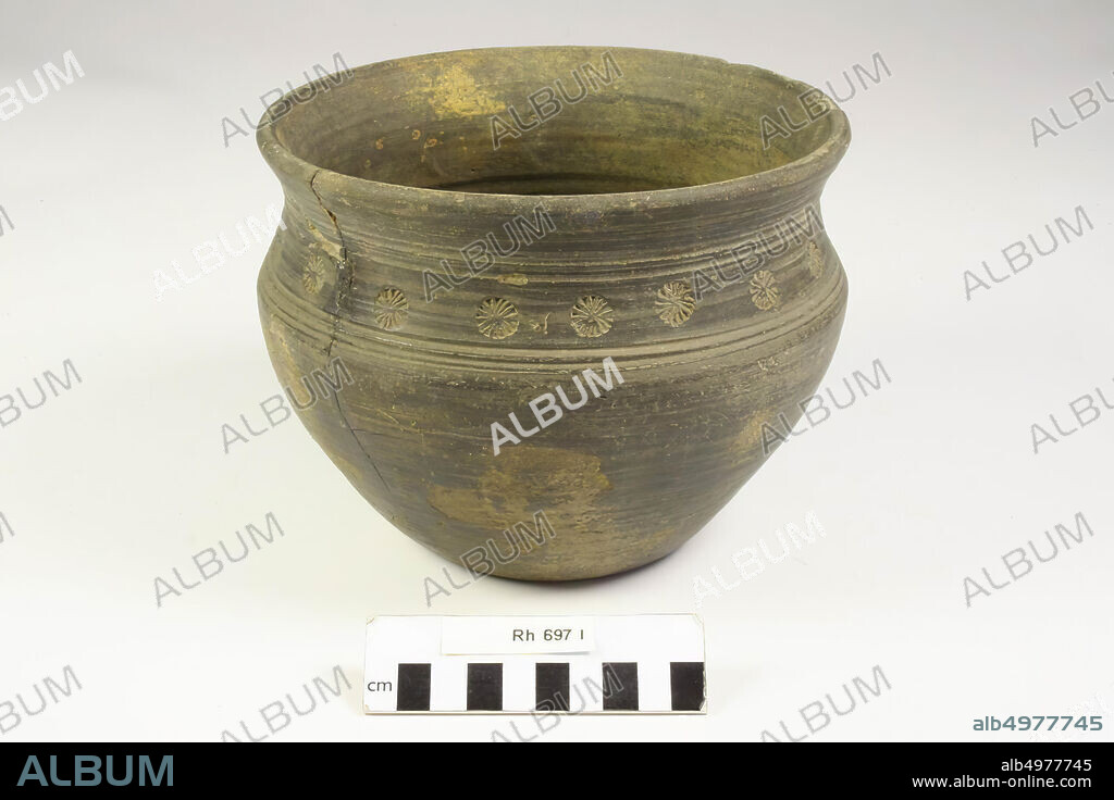 Cooking pot with rosette stamping between groove spiral. Wide mouthed pot with S-shaped wall profile. Black glossy. Pressed rosette stamps between shoulder line necks between two groove line coils. Soil heavily worn. Bonding of the neck over the belly to the bottom., Kink, pot, pottery (smooth wall), h: 15 cm, diam: 20 cm, vmeb, Netherlands, Utrecht, Rhenen, Rhenen, grave 697.