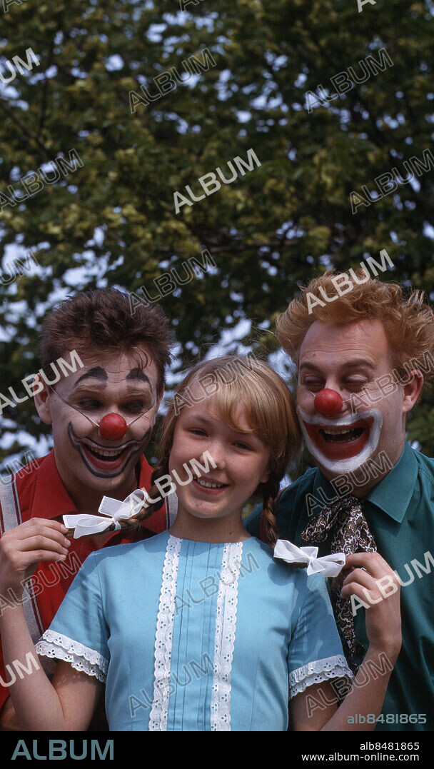 TINGEL-TANGEL Ett spektakel av och i regi Bernt Callenbo Sänt första gången 1966-09-03 Clowner Smink Röda näsor Flätor Trio persons: MARIKA LINDMAN;STEN MATTSSON;HANS LINDGREN sites: SVERIGE.