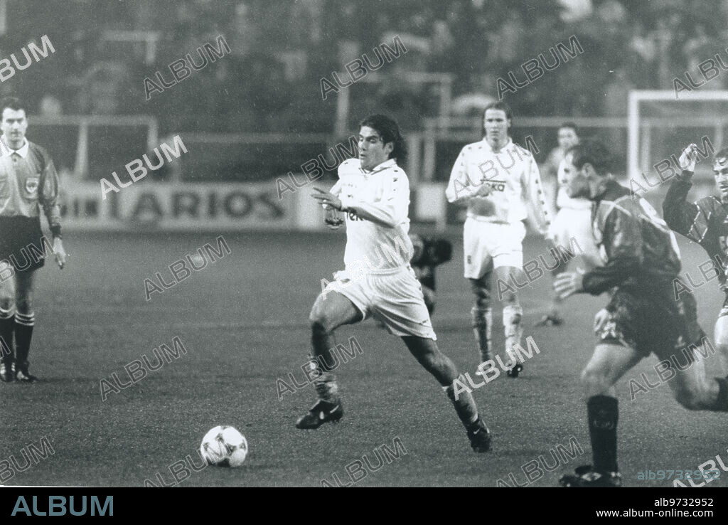 Madrid, 21/01/1996. Partido de liga disputado en el estadio Santiago Bernabéu entre el Real Madrid y el Rayo Vallecano, que terminó con la victoria visitante por 1 a 2. En la imagen, Álvaro Benito con la pelota, detrás Redondo, el árbitro Ansuategui Roca.