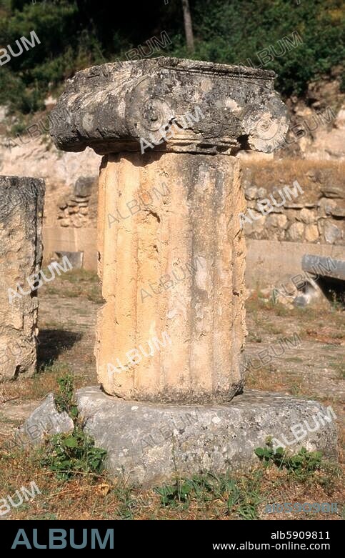 Oropos (Grèce), Amphiareion (sanctuaire d'Amphiaraos), fondé v. 420 av. J.-C., stoa (portique d'incubation, 4e siècle av. J.-C.). Vue partielle : vestige de colonne (chapiteau ionique).