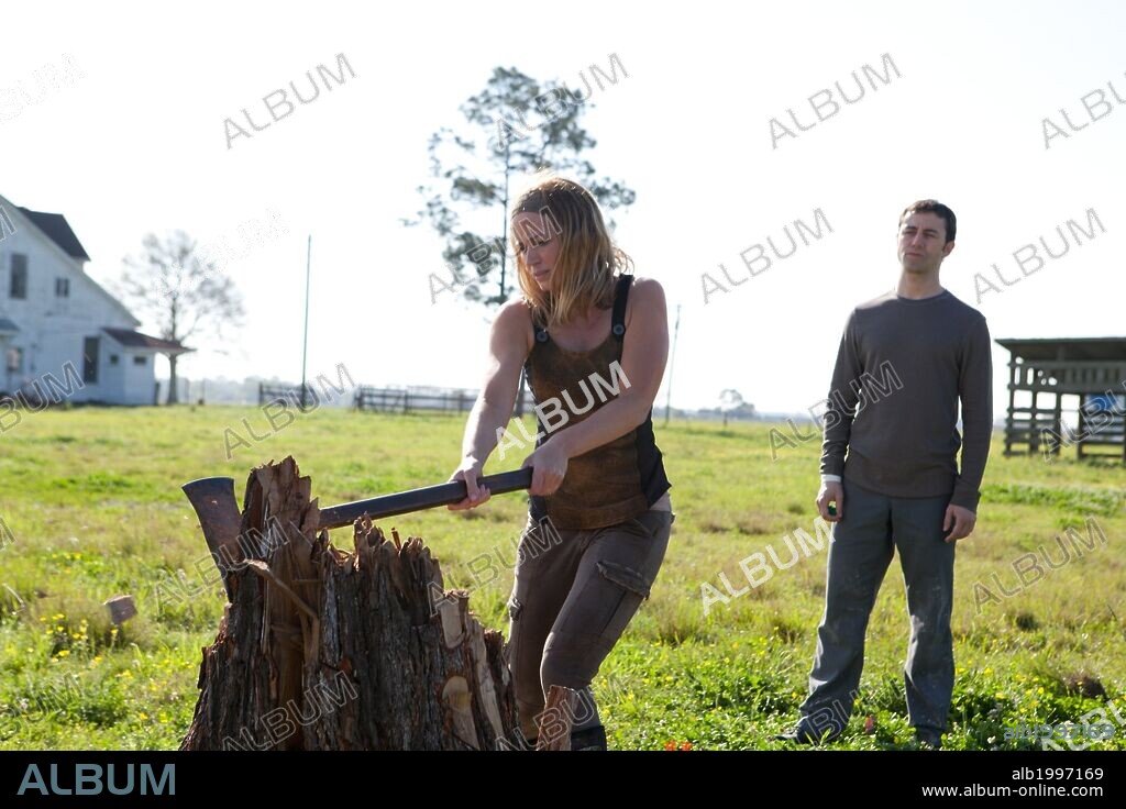 EMILY BLUNT and JOSEPH GORDON-LEVITT in LOOPER, 2012, directed by RIAN JOHNSON. Copyright DMG ENTERTAINMENT.