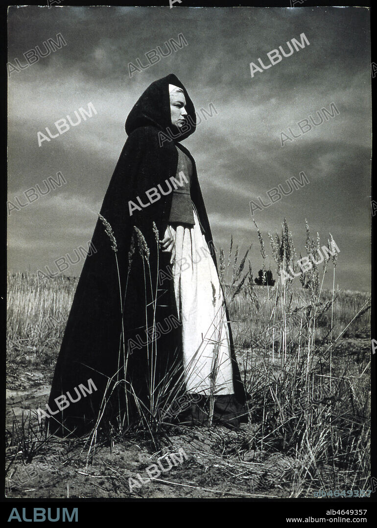 Simone SIGNORET dans Les sorcieres de Salem. Photo du film realisée par Raymond ROULEAU en 1956. Scenario de Jean Paul SARTRE d'apres Arthur MILLER. Credit : Collection KHARBINE-TAPABOR.