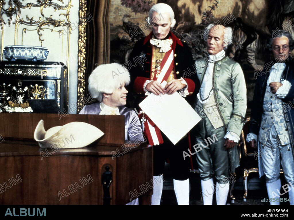 TOM HULCE en AMADEUS, 1984, dirigida por MILOS FORMAN. Copyright ORION PICTURES.