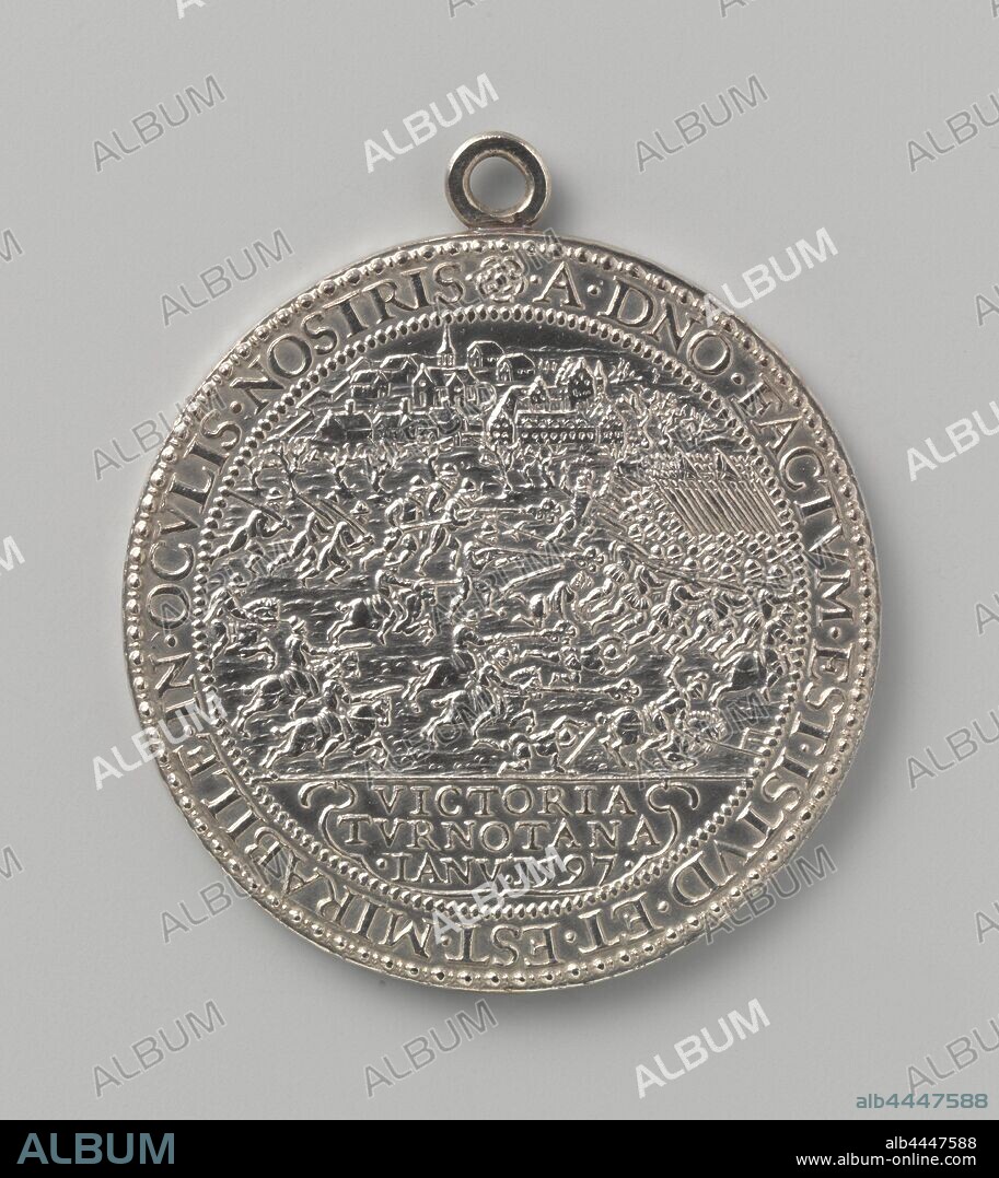 Victory at Turnhout and the overpower of nine cities by Maurits, Silver Medal. Front: two warring armies, in the background city above inscription, inside inscription. Reverse: inscription within inscription, surrounded by nine cities and inscription., Turnhout, Rijnberg, Groenlo, Lingen, Ootmarsum, Enschede, Bredevoort, Alps, Meurs, Oldenzaal, Maurits (Prince of Orange), Gerard van Bylaer, Dordrecht, 1597, silver (metal), striking (metalworking), d 5.8 cm × w 46.49 gr.