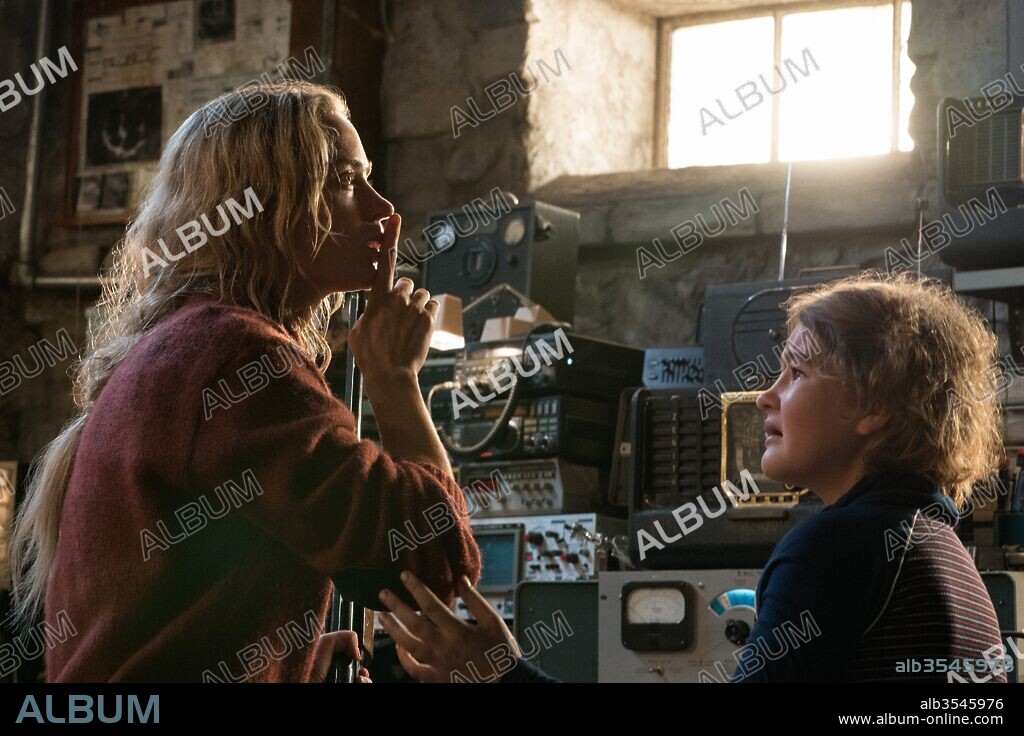 EMILY BLUNT and MILLICENT SIMMONDS in A QUIET PLACE (2018), directed by JOHN KRASINSKI. Copyright PLATINUM DUNES/SUNDAY NIGHT.