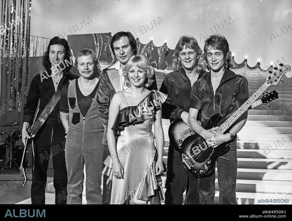 STOCKHOLM 1978-02-11. Dansbandet Wizex med bl. a. Lasse Holm (3:a fr. v.) och sångerskan Kikki Danielsson (4:a fr. v.) vid Melodifestivalen på Cirkus i Stockholm 11:e februari 1978 där de framförde sångbidraget "Miss Decibel" som kom på delad första plats men sen blev tvåa efter en skiljeomröstning med Björn Skifs "Det blir alltid värre framåt natten".. Foto: Olle Lindeborg / TT / Kod. 190.