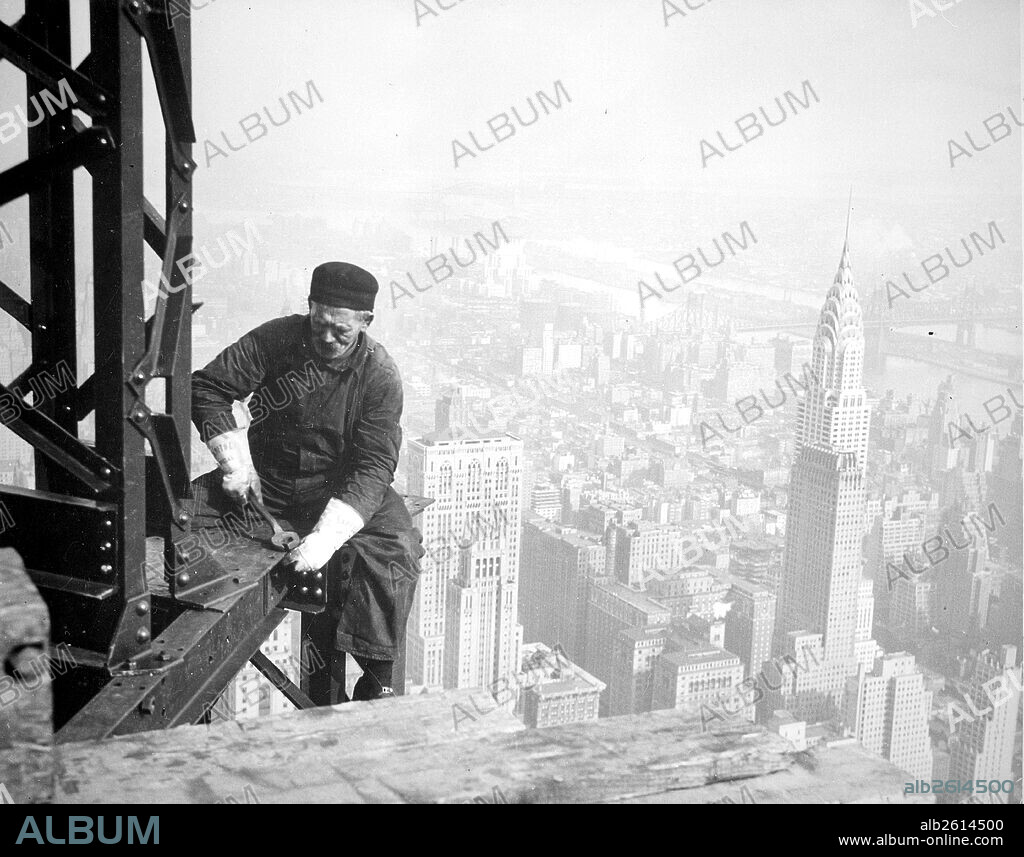 Photograph of a Workman on the Framework of the Empire State Building, 1936, Lewis Hine, 1874 - 1940, was an American photographer, who used his camera as a tool for social reform. US,USA.