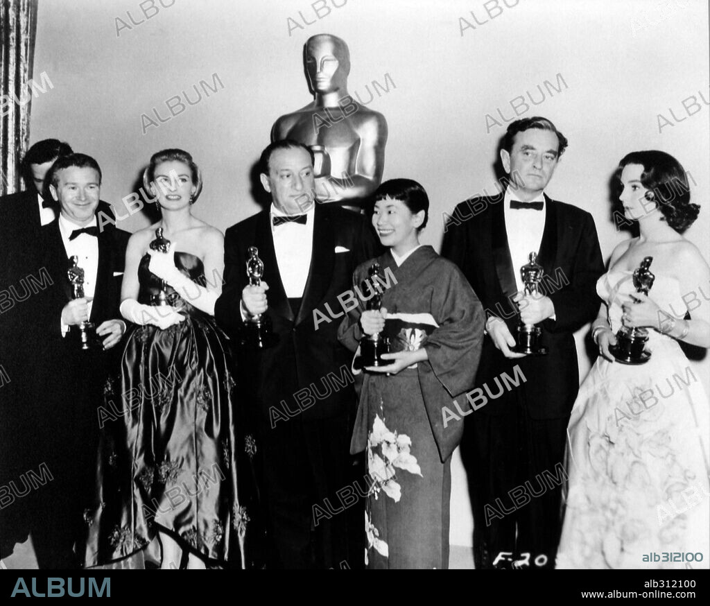 DAVID LEAN, JEAN SIMMONS, JOANNE WOODWARD, MIYOSHI UMEKI, RED BUTTONS y SAM SPIEGEL. 30ª Edición de los Premios Oscar / 1958.
Jeanne Simmons recoge en nombre de Alec Guinness el premio al mejor actor por "El puente sobre el rio Kwai".Red Buttons premiado como mejor actor secundario por "Sayonara". Joanne Woodward como mejor actriz por "Las tres caras de Eva". El productor Sam Spiegel recibe el premio a la mejor película "El puente sobre el rio Kwai".Miyoshi Umeki premiada como mejor actriz secundaria por "Sayonara". David Lean premiado como mejor director por "El puente sobre el rio Kwai". 1958