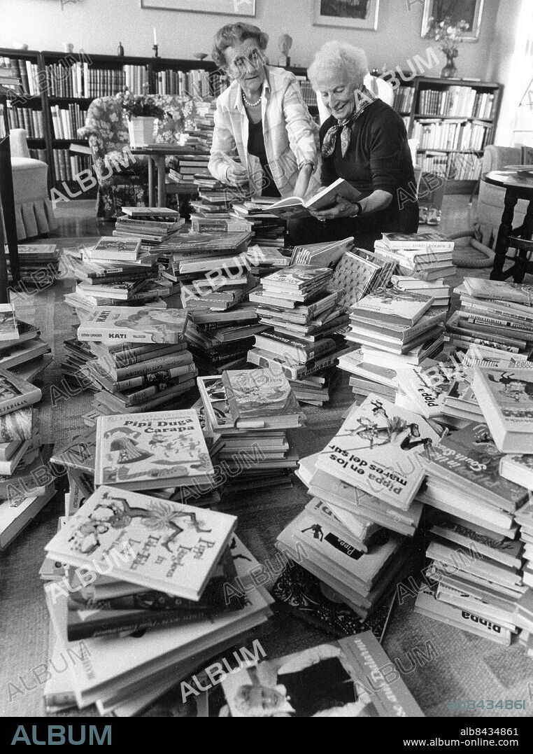 STOCKHOLM 1981-10-16. Författaren Astrid Lindgren och Elsa Olenius, bibliotekarie samt dramapedagog, omgivna av Astrids böcker utgivna på olika språk.. Foto: Leif R Jansson / TT / Kod: 50020.