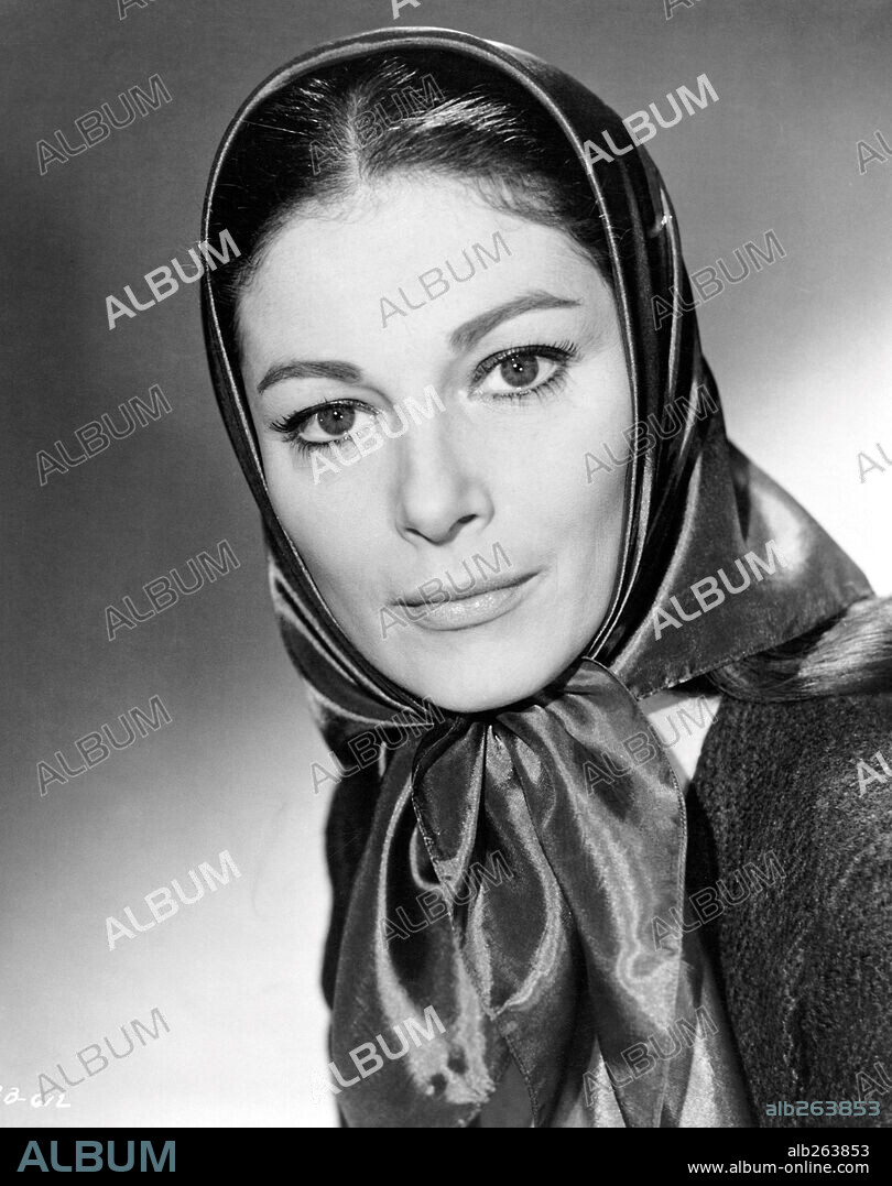 PIER ANGELI en LA BATALLA DE LAS ARDENAS, 1965 (BATTLE OF THE BULGE), dirigida por KEN ANNAKIN. Copyright WARNER BROTHERS.