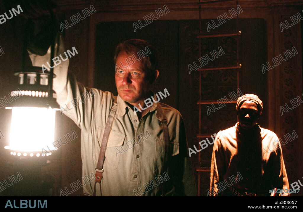 ANDREW FRENCH y STELLAN SKARSGARD en EXORCISTA: EL EXORCISTA: EL COMIENZO, 2004 (EXORCIST: THE BEGINNING), dirigida por RENNY HARLIN. Copyright WARNER BROS. PICTURES / STRIZZI, SERGIO.