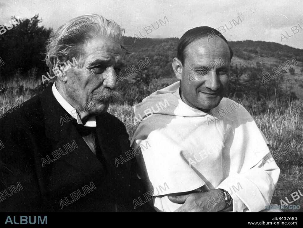 Orig.bildtext...Two winners of the Nobel Peace Prize, Dr. Albert Schweitzer and Father Pire meet in Gunsbach (Alsacia). Anm. A Schweizer, 1875-1965, tysk teolog, filosof, läkare, missionär, musikforskare och organist. Nobels fredspris 1952 G Pire, 1910-1969, belgisk dominikanermunk. Nobels fredspris 1958. persons: GEORGES PIRE;ALBERT SCHWEITZER sites: BELGIEN*;TYSKLAND.