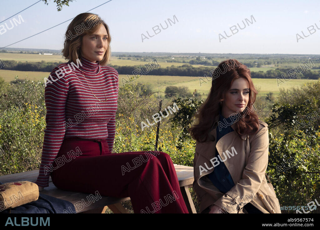 ELIZABETH OLSEN y KRYSTEN RITTER en LOVE & DEATH, 2023, dirigida por LESLIE LINKA GLATTER. Copyright LIONSGATE TELEVISION.