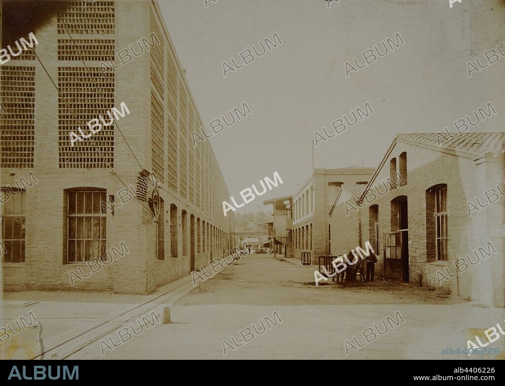 La fábrica de la Colonia Güell, Santa Coloma de Cervelló, Barcelona, hacia 1900.