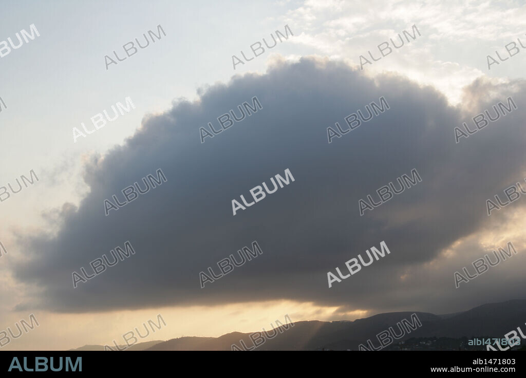 NUBE DE TORMENTA. Castelldefels. Comarca del Baix Llobregat. Provincia de Barcelona. Cataluña.