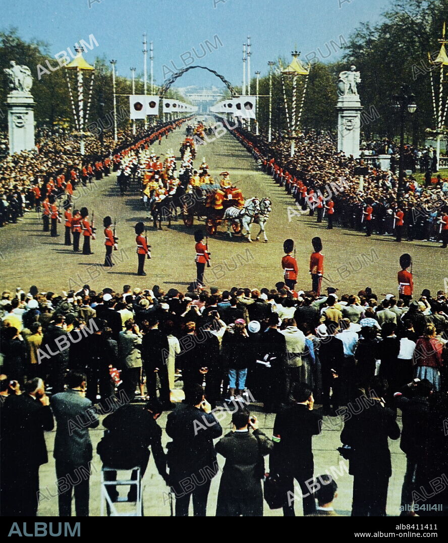 The wedding procession of Princess Margaret coming up The Mall to Buckingham Palace, 1960. The wedding of Princess Margaret and Antony Armstrong-Jones took place on Friday, 6 May 1960 at Westminster Abbey in London. Princess Margaret was the younger sister of Queen Elizabeth II, while Antony Armstrong-Jones was a noted society photographer.