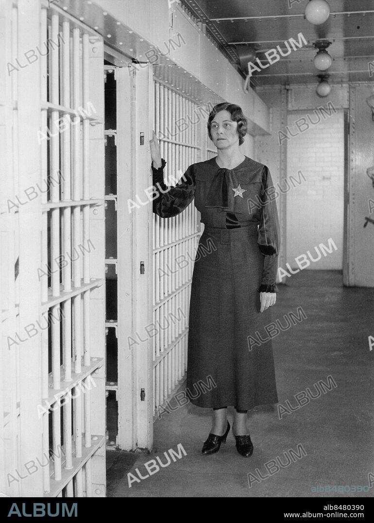 Orig. bildtext... WOMAN SHERIFF WHO WILL HAVE CUSTODY OF DILLINGER Sheriff Lillian Holley of Lake County, Ind. in the county jail at Crown Point, Ind. where it is expected John Dillinger and members of his gang will be taken, from Tucson, Ariz. Dillinger is wanted for the murder of a policeman in the East Chicago, Ind. bank robbery, among other crimes, while the other members are escaped convicts of the Indiana State Penn. Anm. Galler Klänningar Broscher Stjärnor CD686 persons: LILLIAN HOLLEY sites: USA.