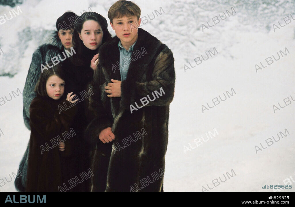ANNA POPPLEWELL, GEORGIE HENLEY, SKANDAR KEYNES and WILLIAM MOSELEY in CHRONICLES OF NARNIA: THE LION, THE WITCH AND THE WARDROBE, THE, 2005, directed by ANDREW ADAMSON. Copyright WALT DISNEY PICTURES / BRAY, PHIL.