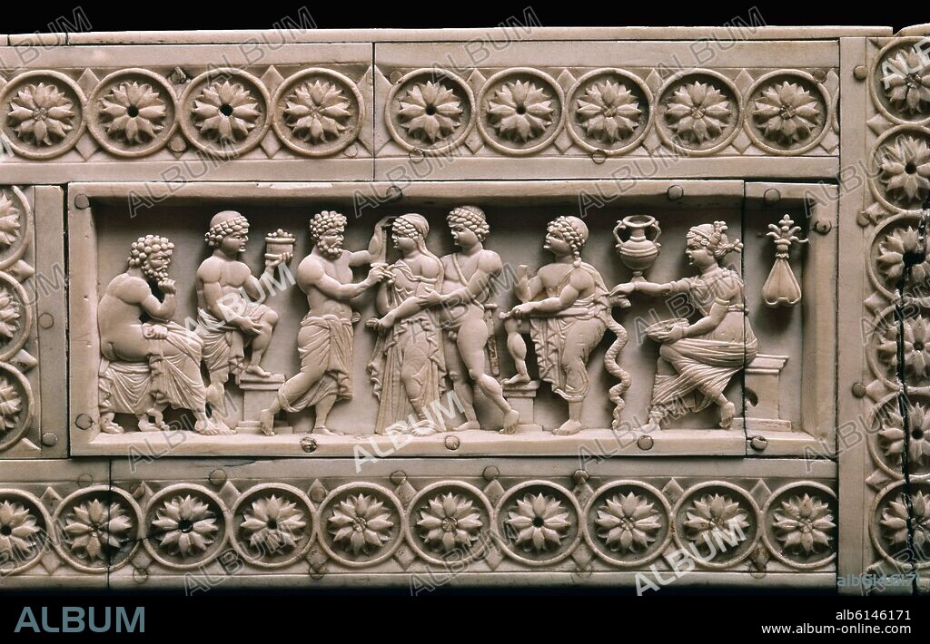 ARQUETA DE VEROLI - AGAMENON PRESENCIA EL SACRIFICIO DE IFIGENIA - MARFIL - SIGLO X - ARQUETA PROCEDENTE DE ESTAMBUL.