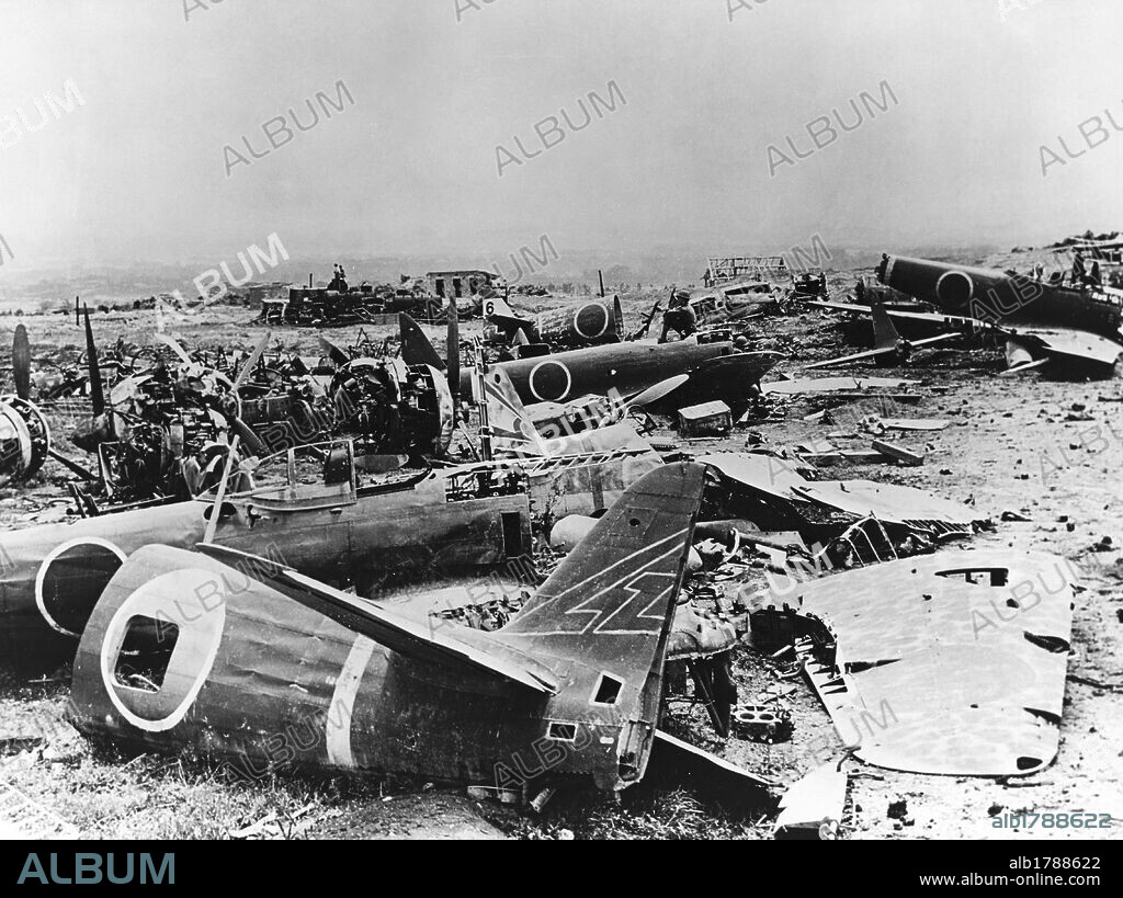 SEGUNDA GUERRA MUNDIAL (1939-1945). GUERRA DEL PACIFICO (1941-1945). "AVIONES JAPONESES DESTRUIDOS EN LA BATALLA DE OKINAWA" (abril 1945), en el marco del enfrentamiento entre las fuerzas americanas y niponas durante la fase del conflicto en Extremo Oriente.