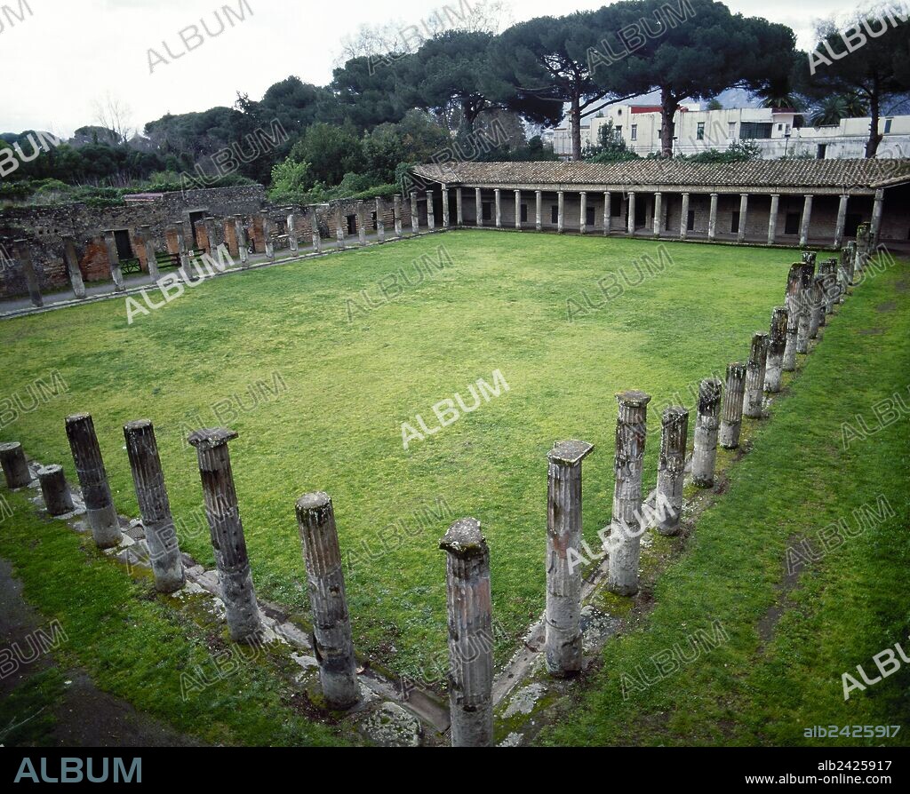 Italy. Pompeii. Quadriporticus of the theatres or Gladiators Barracks. It covers a large quadrangle surrounded by 74 Doric tuff columns used as a foyer. On this area spectators could stop during the intervals of the theatre shows. After the earthquake of 62 AD the building changed its function and became as barracks for gladiators. Theatre Area. Campania.