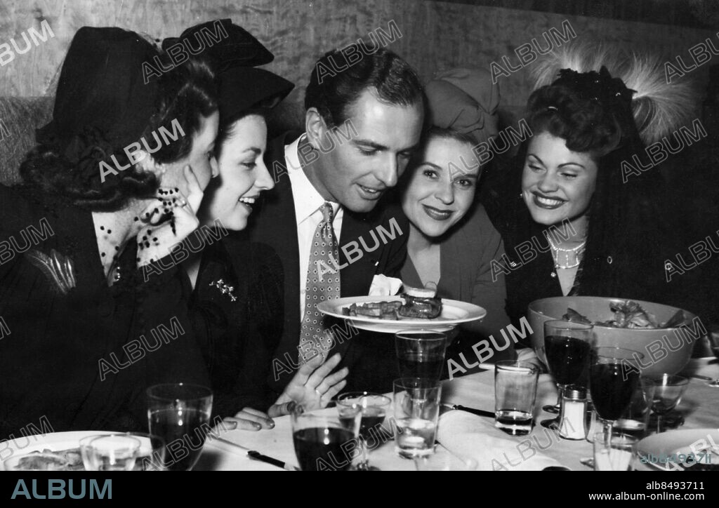 ARKIV STOCKHOLM 1945-10-05. Skådespelaren Gustav Wally och hans primadonnor fr. v. Gerda Ryselin, Inga Brinck, Randi Heide Steen och Carina Portnow serveras en entrecote vid en premiärsupé på Teatergrillen i Stockholm 5:e oktober 1945.. Foto: BM-bild / TT / Kod: 194.