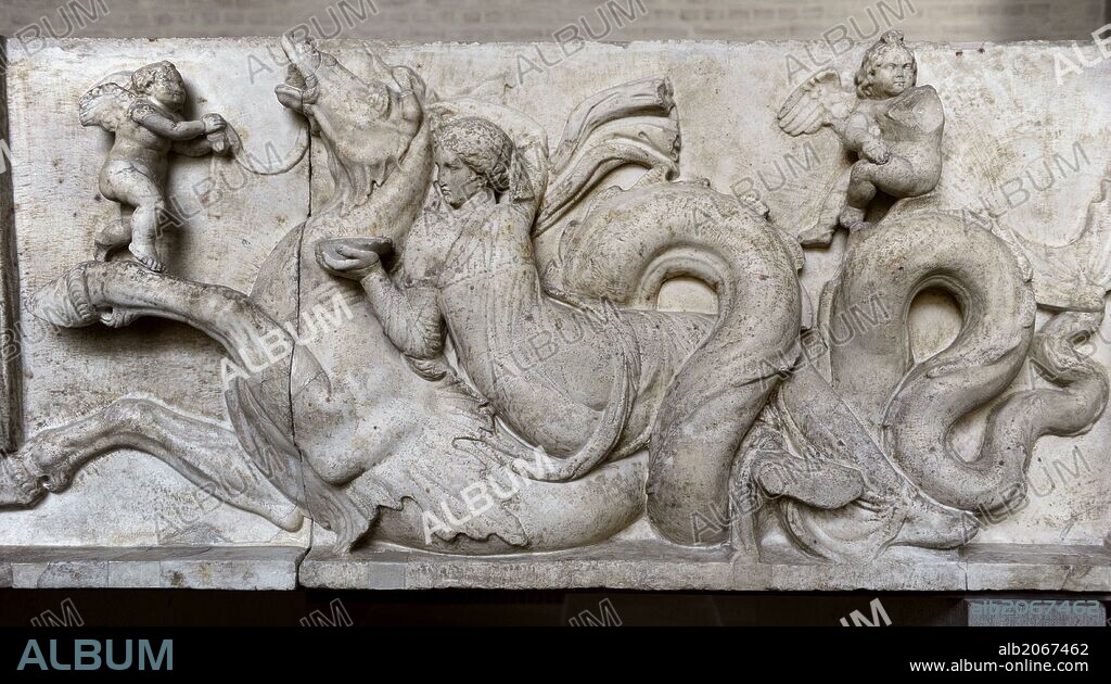 ARTE ROMANO. ITALIA. ALTAR DE DOMICIO. la gran base representa, en tres de sus lados la boda de Posesidon y Anfítrite. Hacia el 150 a. C. Detalle del cortejo nupcial con erotes alados y una nereida sobre un hipocampo portando un presente. Glyptothek. Munich. Alemania.