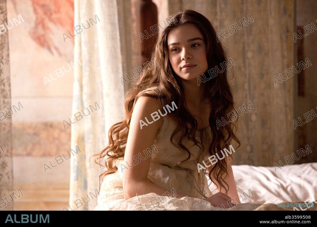 HAILEE STEINFELD in ROMEO AND JULIET, 2013, directed by CARLO CARLEI. Copyright AMBER ENTERTAINMENT.