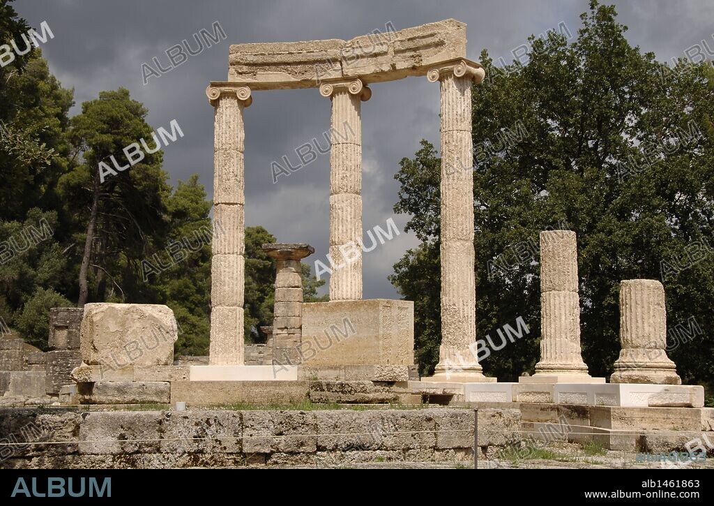 ARTE GRIEGO. S. IV a. C. GRECIA. FILIPEION. Edificio circular con 18 columnas jónicas en el exterior y 9 columnas corintias adosadas en el interior. Mandado construir por Filipo II de Macedonia en el año 338 a. C. tras la batalla de Queronea. Fue completado por Alejandro Magno. Situado en el ALTIS. SANTUARIO DE OLIMPIA. Provincia de Ilía. Región del Peloponeso.