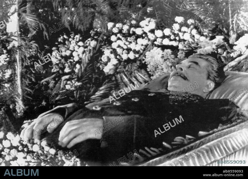 Orig. bildtext... STALIN LIES-IN-STATE. 7.3.53. A queue over ten miles long, 16 abreast, trudged slowly through the streets of Moscow today to pay their last homage to Stalin. They entered the Greal Hall of Columns where the body lies and walked round the hall in twos. - It was bitterly cold. Those who waited all night were half-frozen. PHOTO SHOWS:- Close-up of Stalin as he lies in state in the Great Hall of Columns today in Moscow. Orig. bildtext... Stalin lying-in-state in an open coffin in the Great Hall of Columns. Not. Stalin Anm. J Stalin 1878-1953, rysk-sovjetisk politiker, 1922 den förste generalsekreteraren i Sovjetunionens kommunistiska parti, övertog makten efter Lenins död 1924-1953. Mustascher Kistor Lit de parade CD670 persons: JOSEF STALIN sites: MOSKVA;SOVJETUNIONEN.