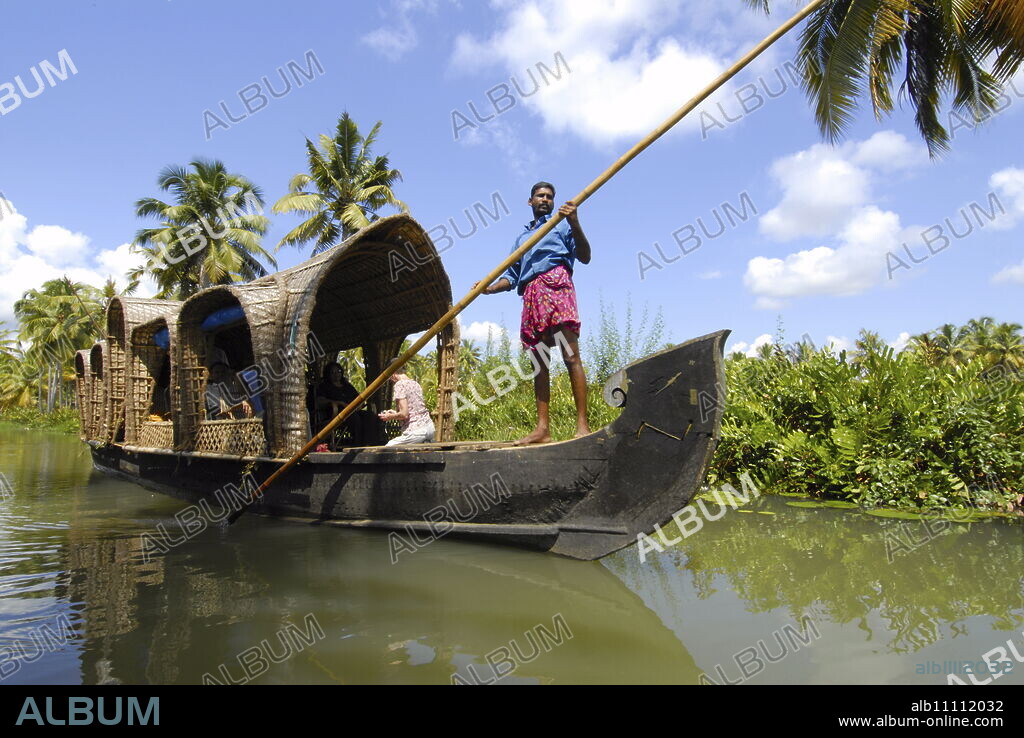 Houseboat in Murinjapuzha near Vaikom, Kerala, India, Asia.