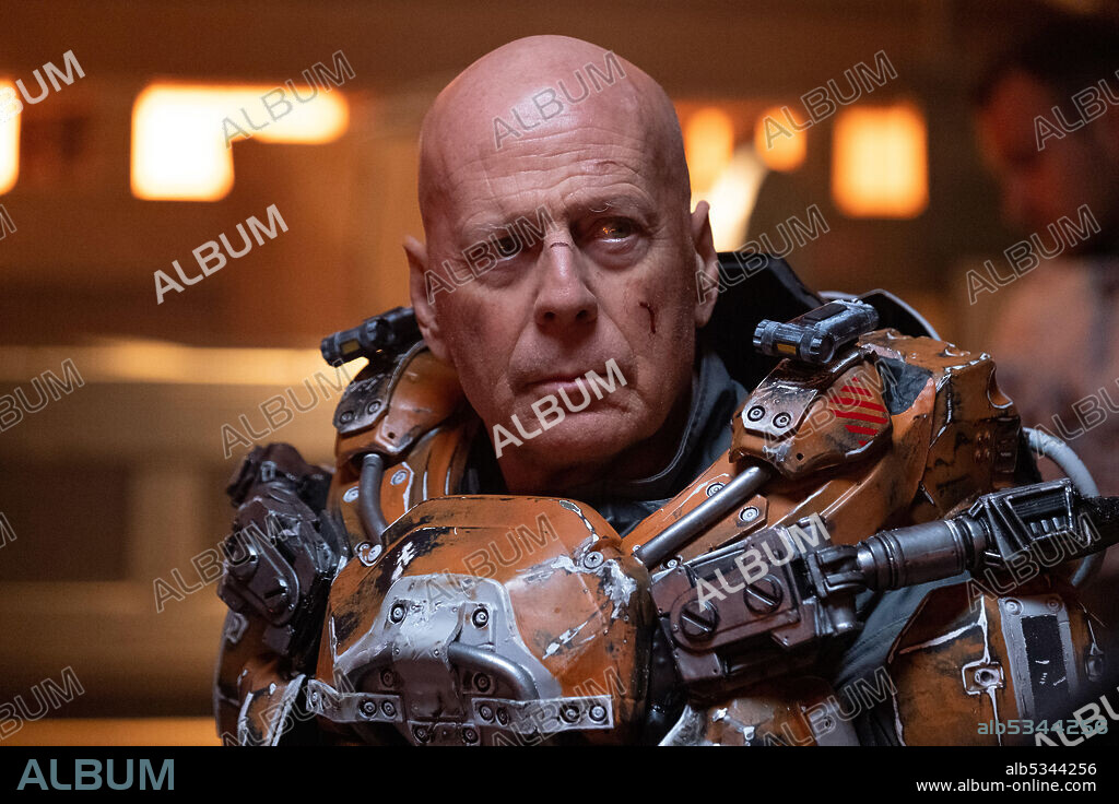 BRUCE WILLIS en COSMIC SIN, 2021, dirigida por EDWARD DRAKE. Copyright 308 ENT.