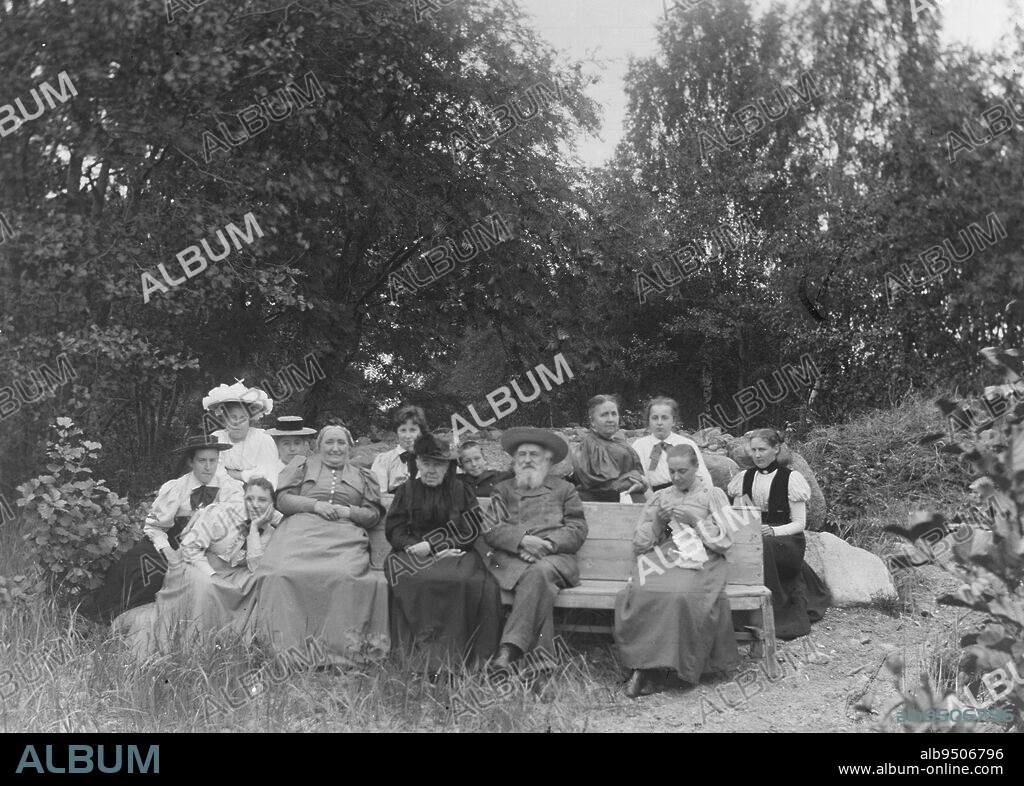 Hugo Simberg, 24.6.1873, Hamina, 12.7.1917, Ähtäri, Group photo in Niemenlautta garden, Elin von Harten, Aunt Sonna, Niclas Simberg, Alexandra Simberg, Elma Simberg, Elsa Simberg, Guido Simberg, Aurora von Harten, Njuta von Harten, Elin Simberg, Blenda Simberg, Hanna and Ellen Andersin, 1897, 119 × 164 mm, Niemenlautta, garden, Photography in Finland around 1900.