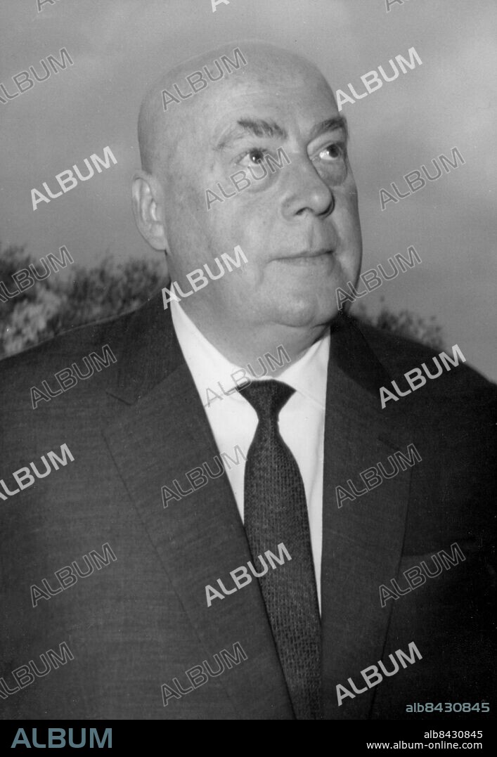 Orig. bildtext... MR. CYRANKIEWICZ ARRIVE AU QUAI D'ORSAY. Mr. Cyrankiewicz, chef du gouvernement polonais, est depuis hier soir à Paris, en voyage officiel. Il a été recu à déjeüner aujourd'hui par Mr. Couve de Murville, Ministre des Affaires Etrangères. Mr. Cyrankiewicz arrive au Quai d'Orsay pour s'entretenir avec Mr. Couve de Murville et prendre part ensuite au déjeuner offert en son honneur. 10 septembre 1965. Anm. J Cyrankiewicz, 1911-1989, polsk politiker, premiärminister 1947-1952 och 1954-1970. CD609 persons: JOZEF CYRANKIEWICZ sites: POLEN*;PARIS;FRANKRIKE.