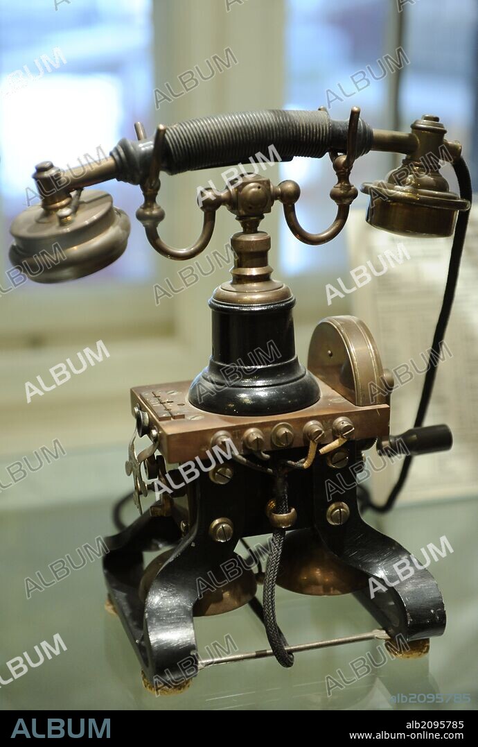 German old telephone, model OB 05 of the German State Telegraph Administration. Ca. 1905. One of the most popular of the early twentieth century. Deutsches Technikmuseum. Berlin. Germany.