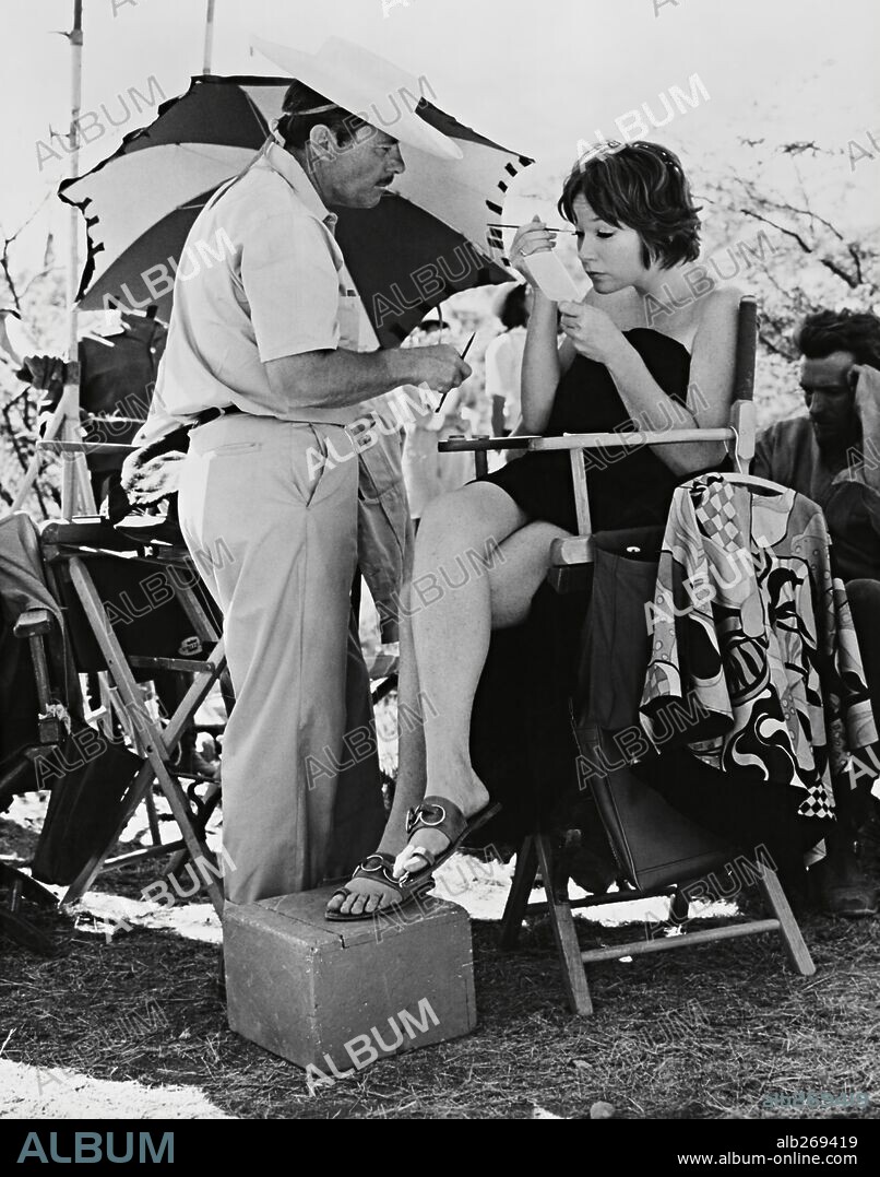 SHIRLEY MACLAINE en DOS MULAS Y UNA MUJER, 1970 (TWO MULES FOR SISTER SARA), dirigida por DON SIEGEL. Copyright UNIVERSAL/MALPASO.