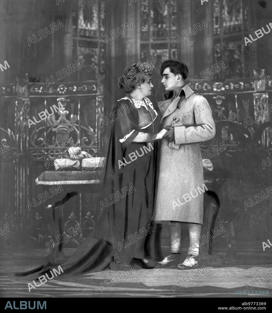 3 diciembre 1917. En el teatro de la Princesa, de Madrid. María guerrero y su hijo Fernando Díaz de Mendoza en la escena culminante de la Comedia, de Nicomedi, Traducida por Eduardo Marquina, "la Enemiga", Estrenada anoche.