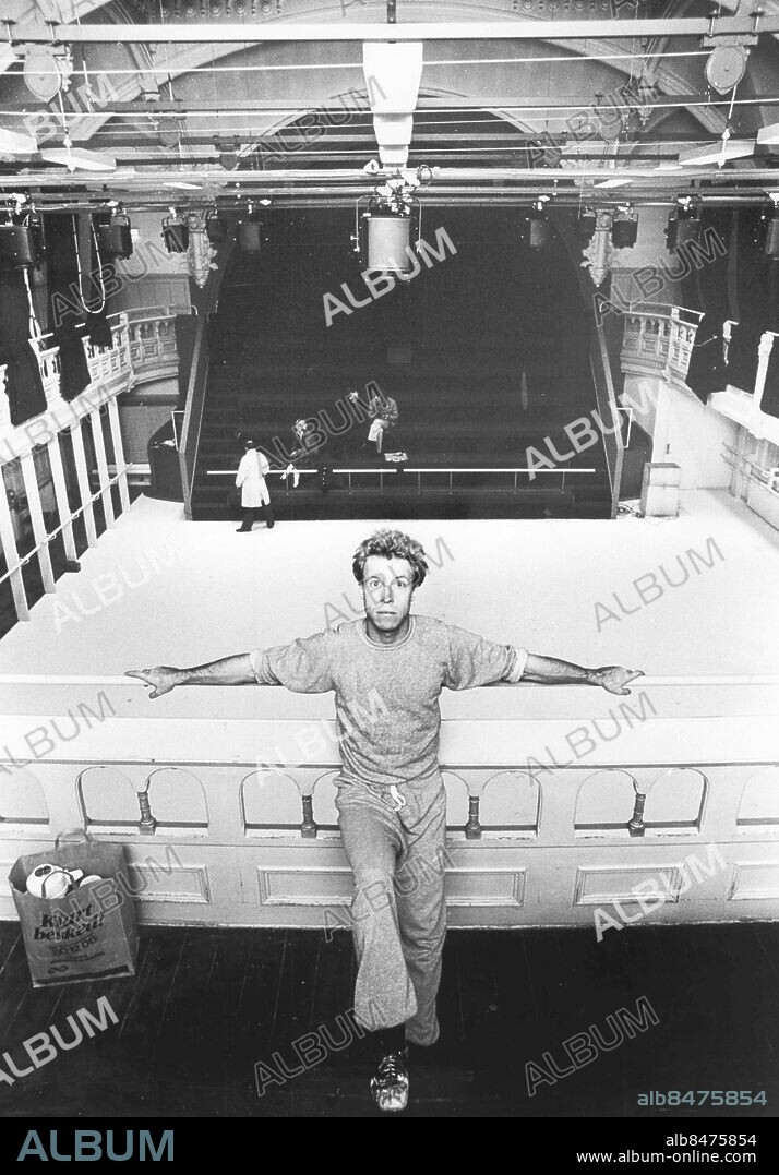 GÖTEBORG 1980-10-12.. Ulf Gadd - balettdansare och koreograf. Här ses han framför Storans nya dansscen Rostrum, som är belägen i f d KFUM-huset på Erik Dahlbegrsgatan. *** Local Caption *** GP Foto: Stefan Berg / Kamerareportage / TT / Kod: 2524.