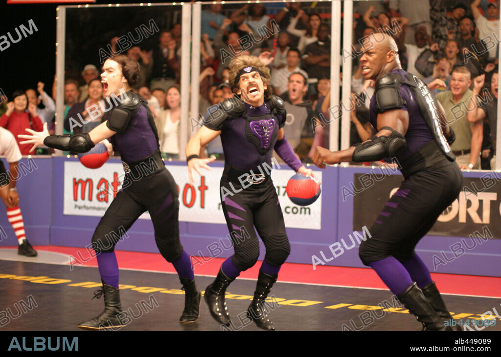 BEN STILLER, JAMAL DUFF y MISSI PYLE en CUESTION DE PELOTAS, 2004 (DODGEBALL: A TRUE UNDERDOG STORY), dirigida por RAWSON MARSHALL THURBER. Copyright 20TH CENTURY FOX / BENNETT, TRACY.