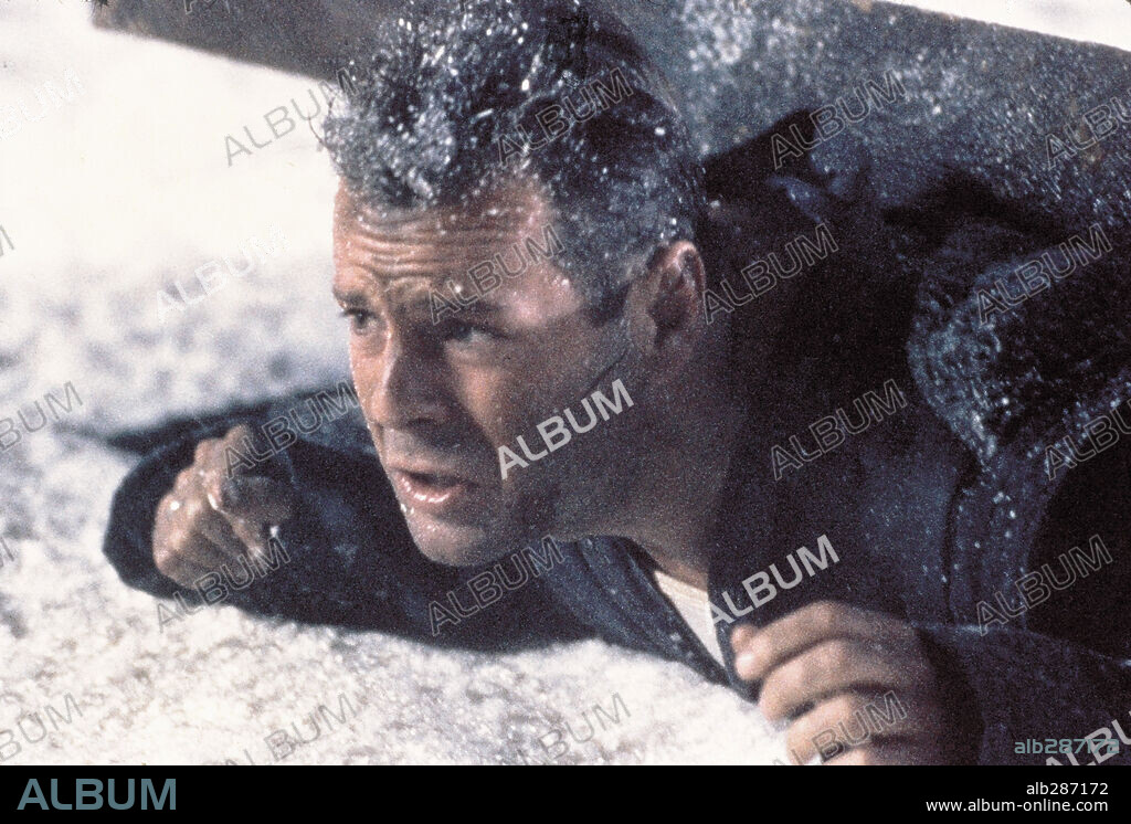 BRUCE WILLIS en JUNGLA 2: LA JUNGLA 2: ALERTA ROJA, 1990 (DIE HARD 2), dirigida por RENNY HARLIN. Copyright 20TH CENTURY FOX.