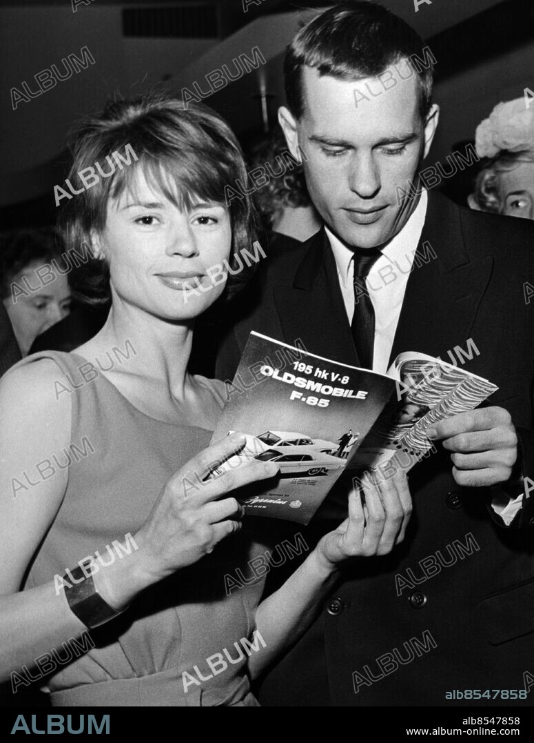 ARKIV STOCKHOLM 19630503. Harriet Andersson, skådespelerska, och Jörn Donner, finlandssvensk filmregissör, filmproducent och författare, i vimlet på Folkan i samband med premiären av pjäsen "För vänskaps skull". Foto: Rolf Petterson / SVT / Kod: 5600 AB Text & Bilder Mapp: Andersson, Harriet Privatbilder Teaterprogram Premiärer persons: HARRIET ANDERSSON;JÖRN DONNER sites: FINLAND*;STOCKHOLM;SVERIGEBilden får endast användas i programpresenterande sammanhang. Fotografens namn, Sveriges Television samt programmets titel skall alltid anges.