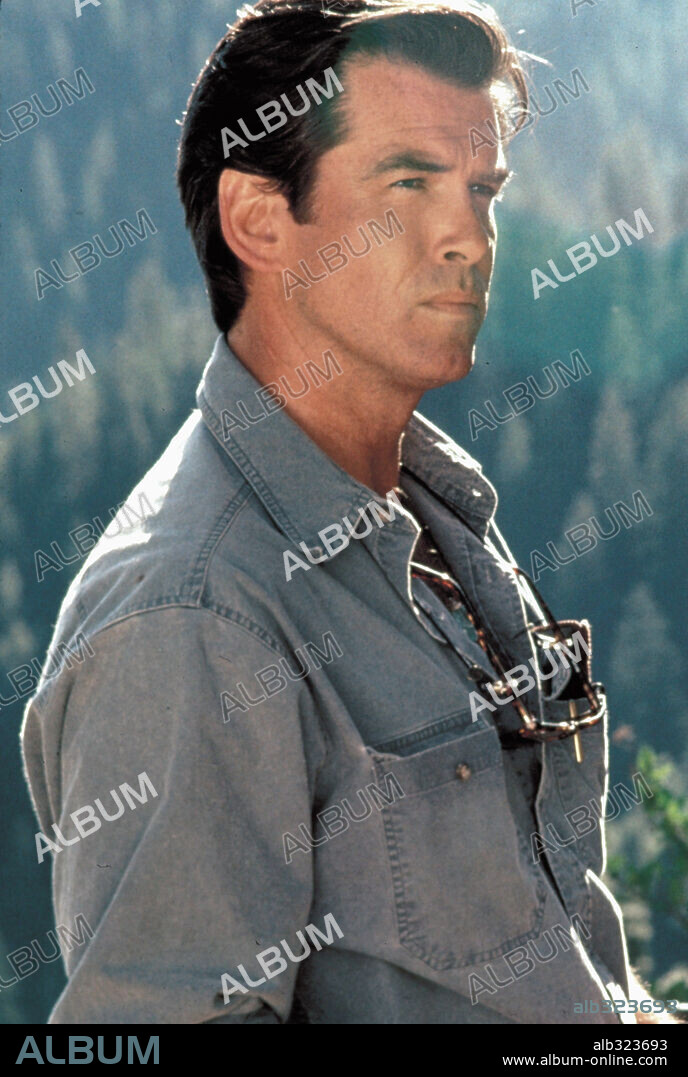 PIERCE BROSNAN en UN PUEBLO LLAMADO DANTE'S PEAK, 1997 (DANTE'S PEAK), dirigida por ROGER DONALDSON. Copyright PARAMOUNT/UNIVERSAL/MGM / GLASS, BEN.