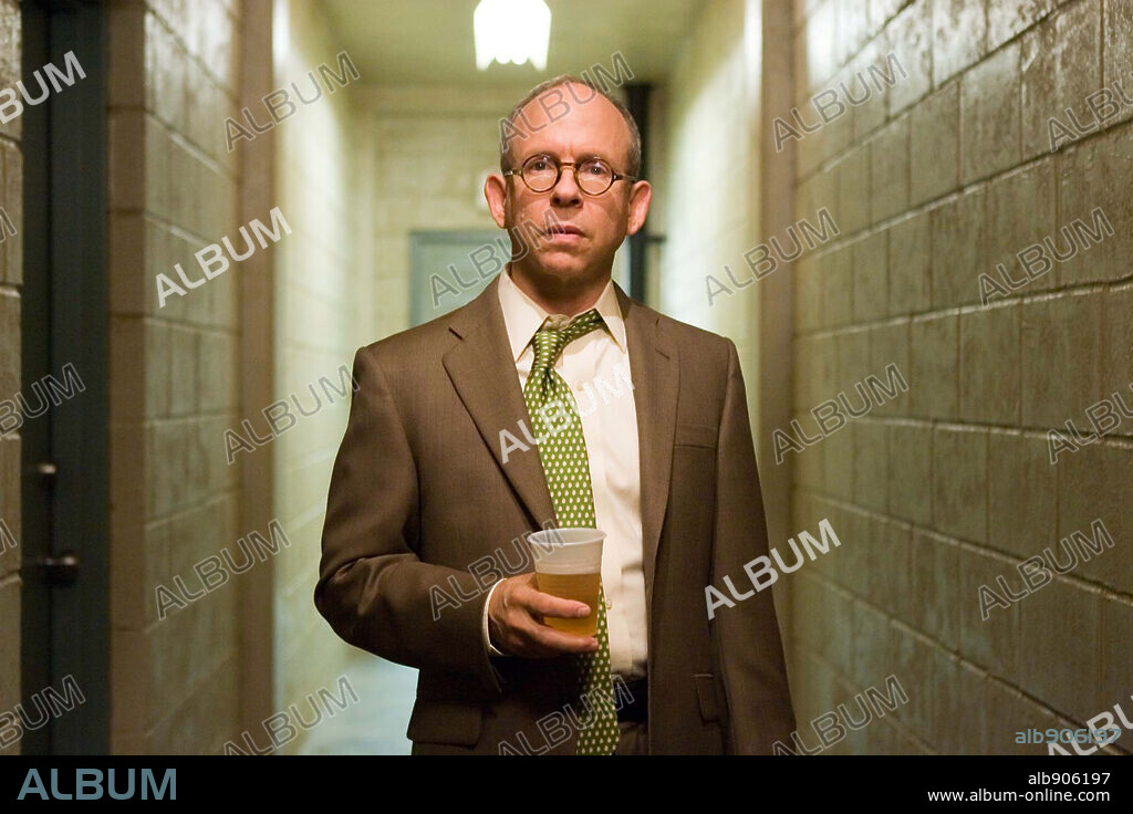 BOB BALABAN en LA JOVEN DEL AGUA, 2006 (LADY IN THE WATER), dirigida por M. NIGHT SHYAMALAN. Copyright WARNER BROS. PICTURES / MASI, FRANK.