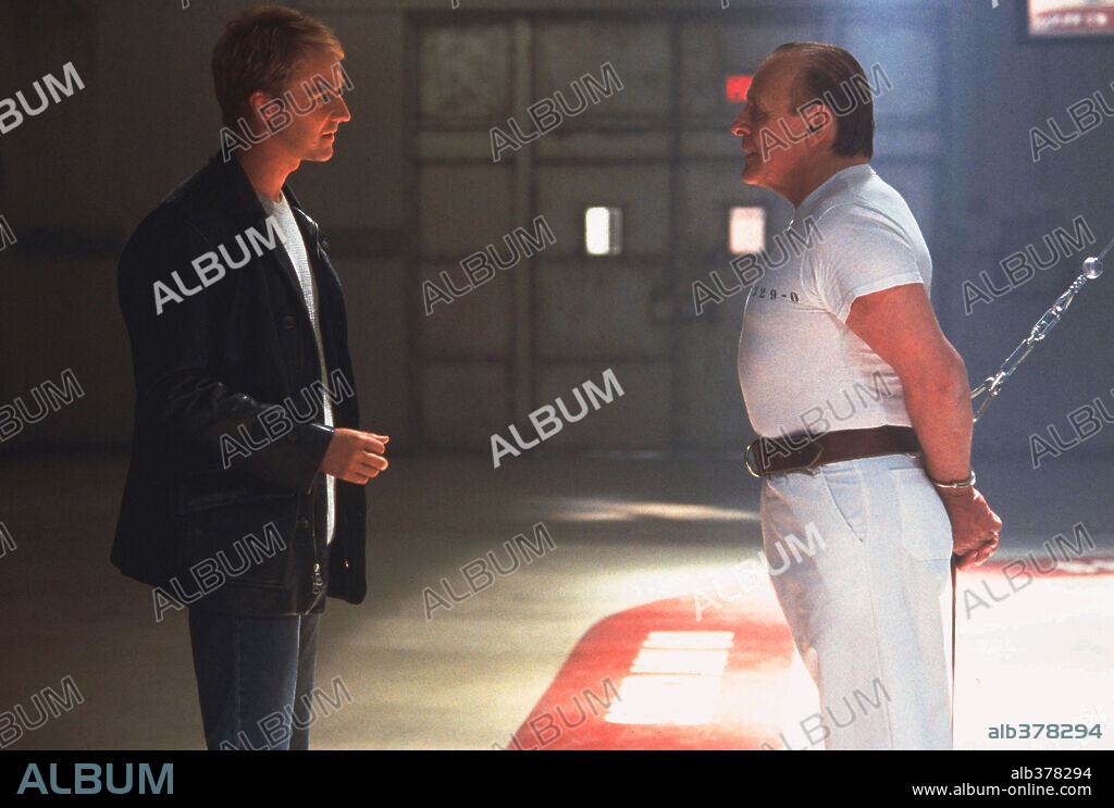 ANTHONY HOPKINS y EDWARD NORTON en EL DRAGÓN ROJO, 2002 (RED DRAGON), dirigida por BRETT RATNER. Copyright UNIVERSAL STUDIOS / WILSON, GLEN.